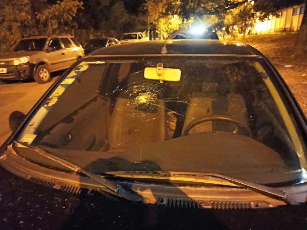Detuvieron a 10 jóvenes por daños a una vivienda y vehículos en la zona norte