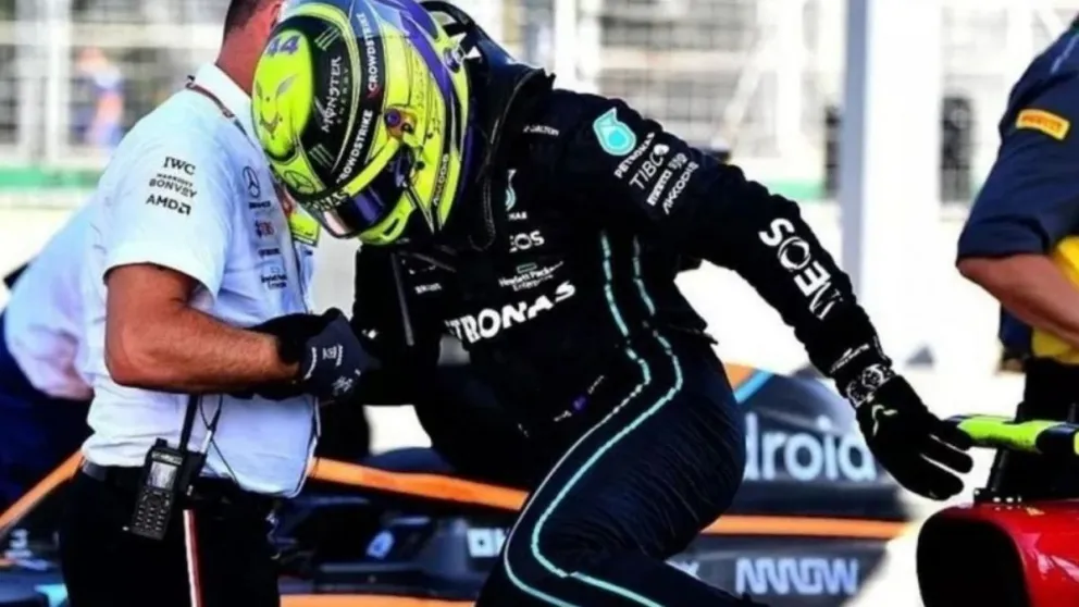 Alarma en la F1: Hamilton bajó de sus Mercedes con graves dolores
