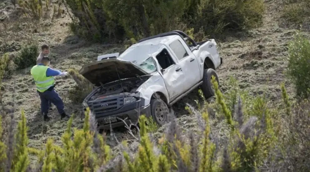 Tres heridos en una camioneta que desbarrancó 70 metros