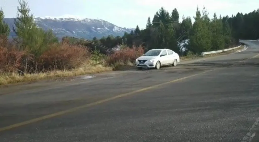 Ruta 40 sur: vehículos deben tirarse a la banquina para evitar los baches