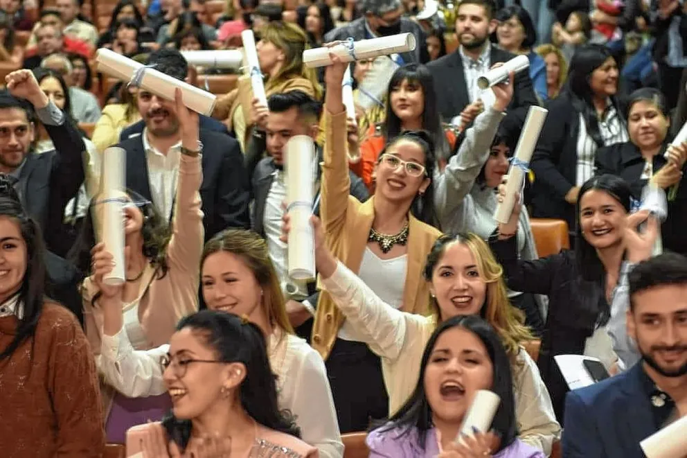 Recibieron su título las primeras tres médicas y un médico de la UNPSJB