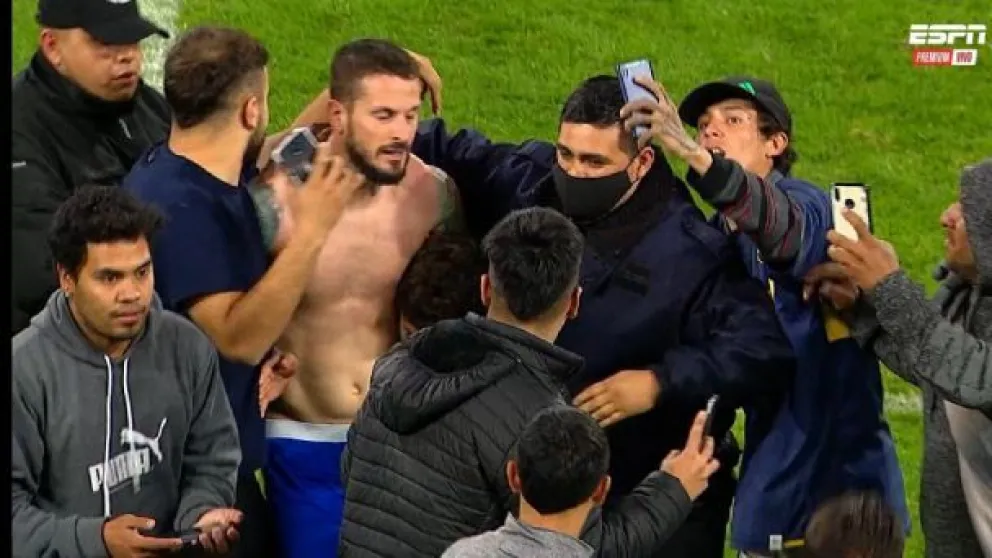 Locura por Boca: hinchas invadieron la cancha para sacarse fotos con los jugadores