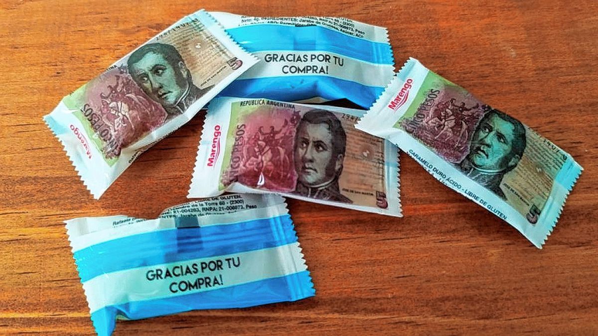 Una empresa “oficializa” los caramelos billetes de 5 pesos