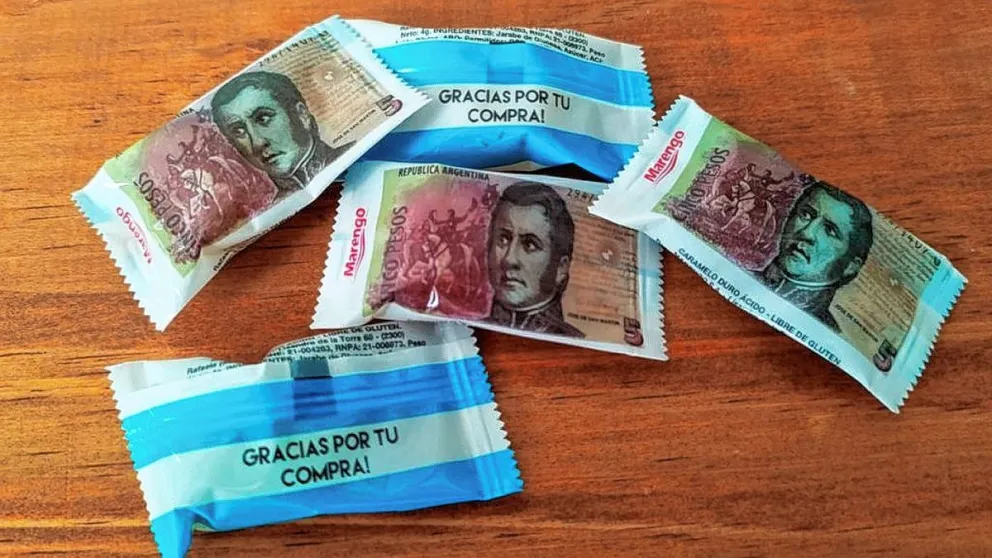Una empresa “oficializa” los caramelos billetes de 5 pesos