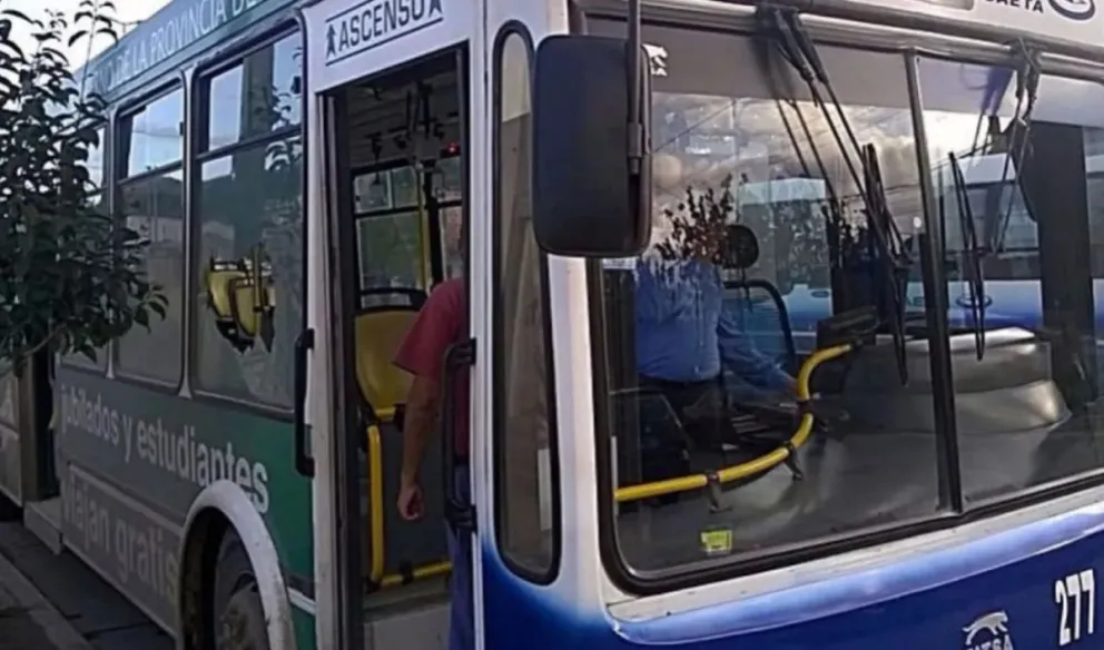 Chófer del SAETA le cerró la puerta en la cara, le atrapó el pie y la arrastro varios metros