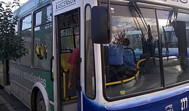 Chófer del SAETA le cerró la puerta en la cara, le atrapó el pie y la ...