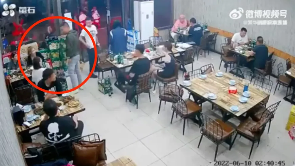 VIRAL: terrible golpiza a tres mujeres en un restaurante de China