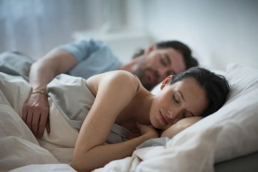 Cuando la moda de camas separadas aumenta, un estudio científico afirma que dormir en pareja reduce el estrés