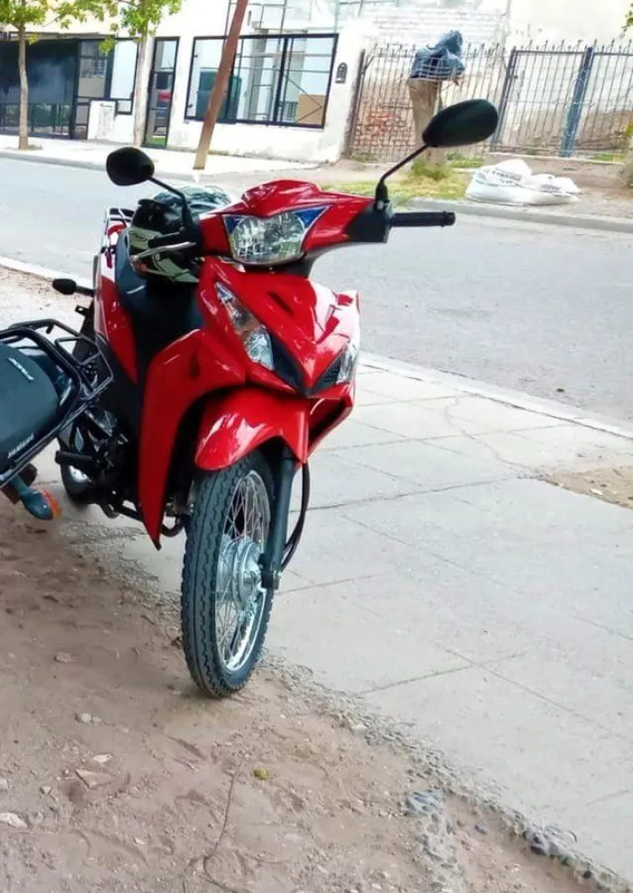 La amenazaron con una tumbera, la patearon y tuvo que pagar para rescatar la moto