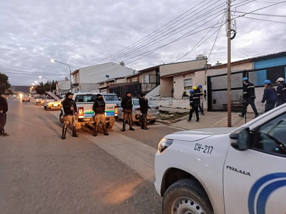 La SCPL desconectó 35 conexiones eléctricas ilegales con la ayuda de más de 20 efectivos policiales