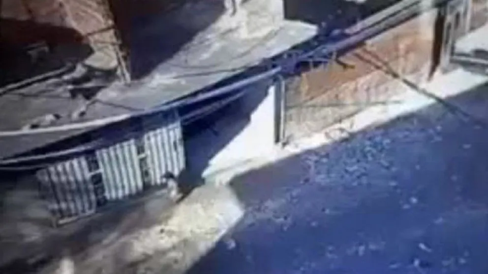 Video: un nene de 3 años fue aplastado por el portón de su casa