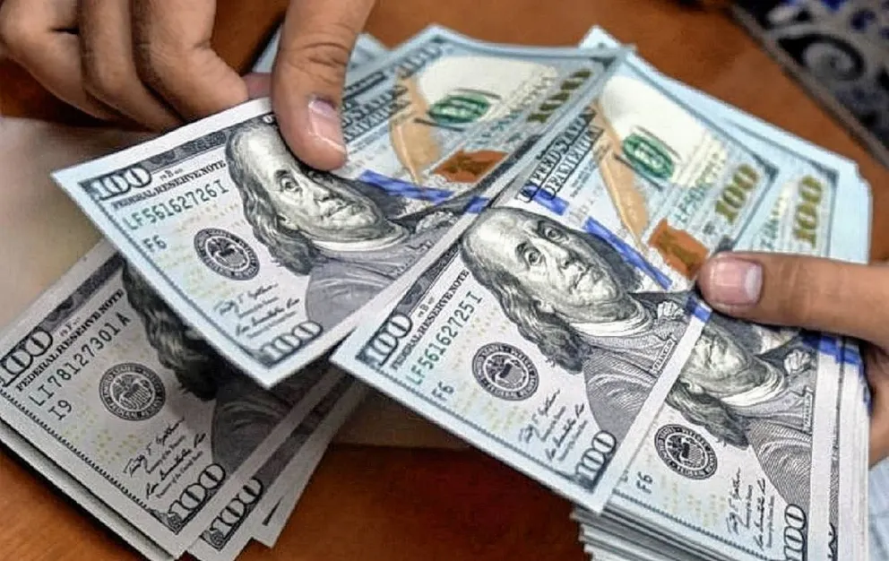 El dólar blue cerró a $1.280 después de tocar los $1.300