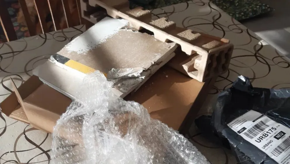 Insólito: compró una computadora y le mandaron un pedazo de pared