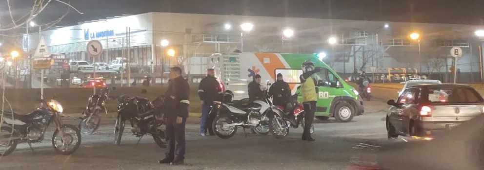 Atropelló a una mujer policía en la rotonda y se escapó del lugar