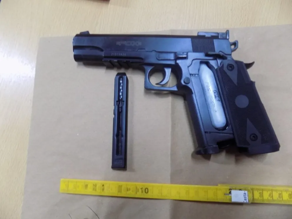 Lo demoraron por llevar un arma de fuego que resultó ser una réplica y le encontraron marihuana