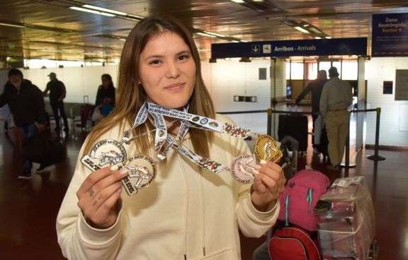 Gisela Larrosa retornó a Posadas con cuatro medallas y una enorme satisfacción 