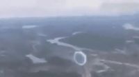 Estremecedor: grabaron un anillo flotando en el cielo desde un avión [VIDEO]