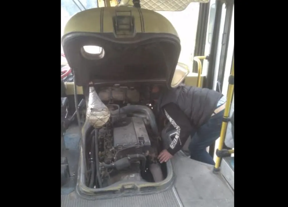 Comenzó a fallar el micro, el chofer lo arregló, pero no pudo levantar pasajeros hasta llegar al centro