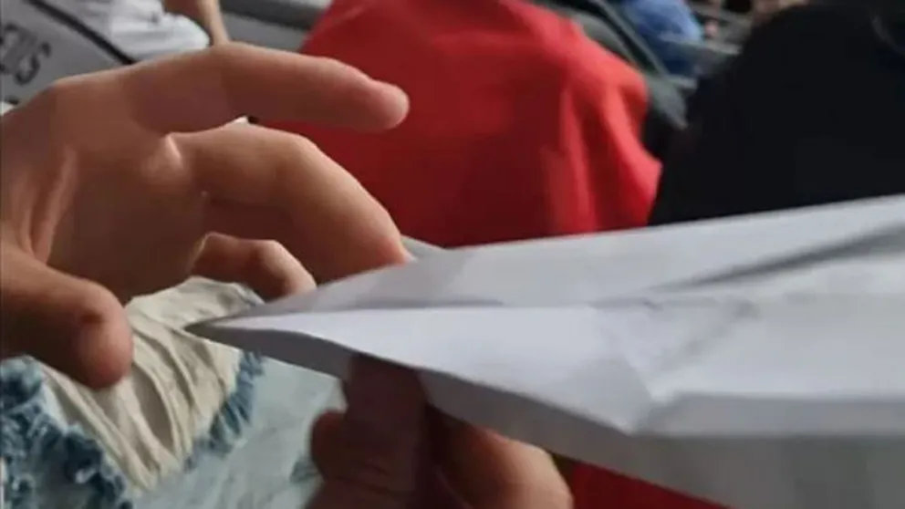 VIDEO: un “golazo” que hizo un avión de papel desde la tribuna