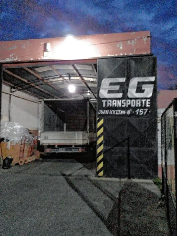 Ladrones entran por boquete a empresa de transporte de fletes y se llevan millonario botín