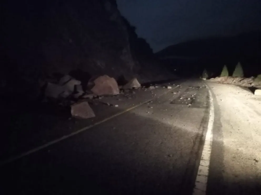 Hubo un derrumbe en la ruta de Siete Lagos