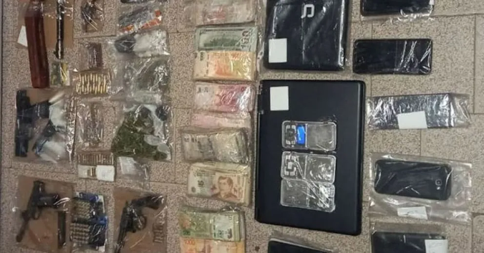 Secuestran varias armas de fuego, drogas y dinero en múltiples allanamientos en Bariloche