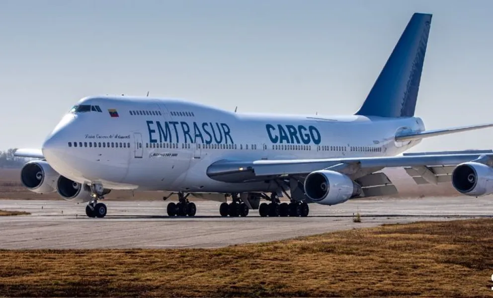 Qué se sabe de la aerolínea dueña del avión retenido en Ezeiza y sus tripulantes 