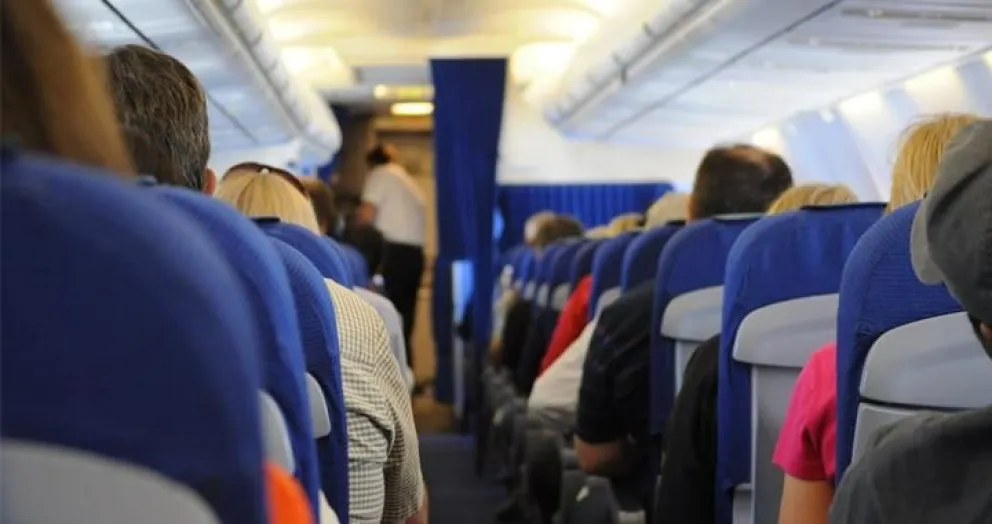 El piloto fue al baño en pleno vuelo, no pudo entrar a la cabina y debieron aterrizar de emergencia 