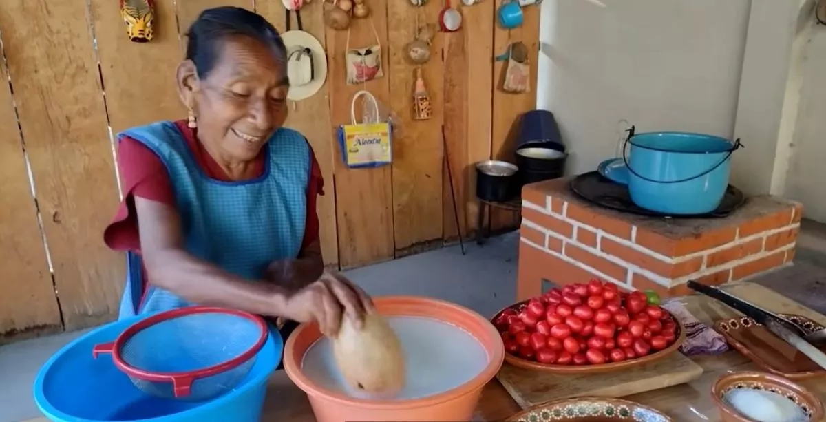 Doña Lupita te enseña a preparar un rico atole de ciruela, la fruta en  temporada | Tus Buenas Noticias