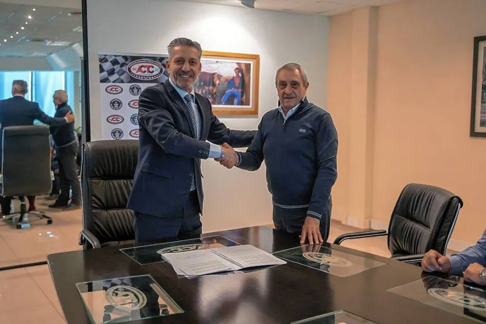 Tras la firma de Arcioni con autoridades de la ACTC, el Turismo Carretera vuelve a Chubut