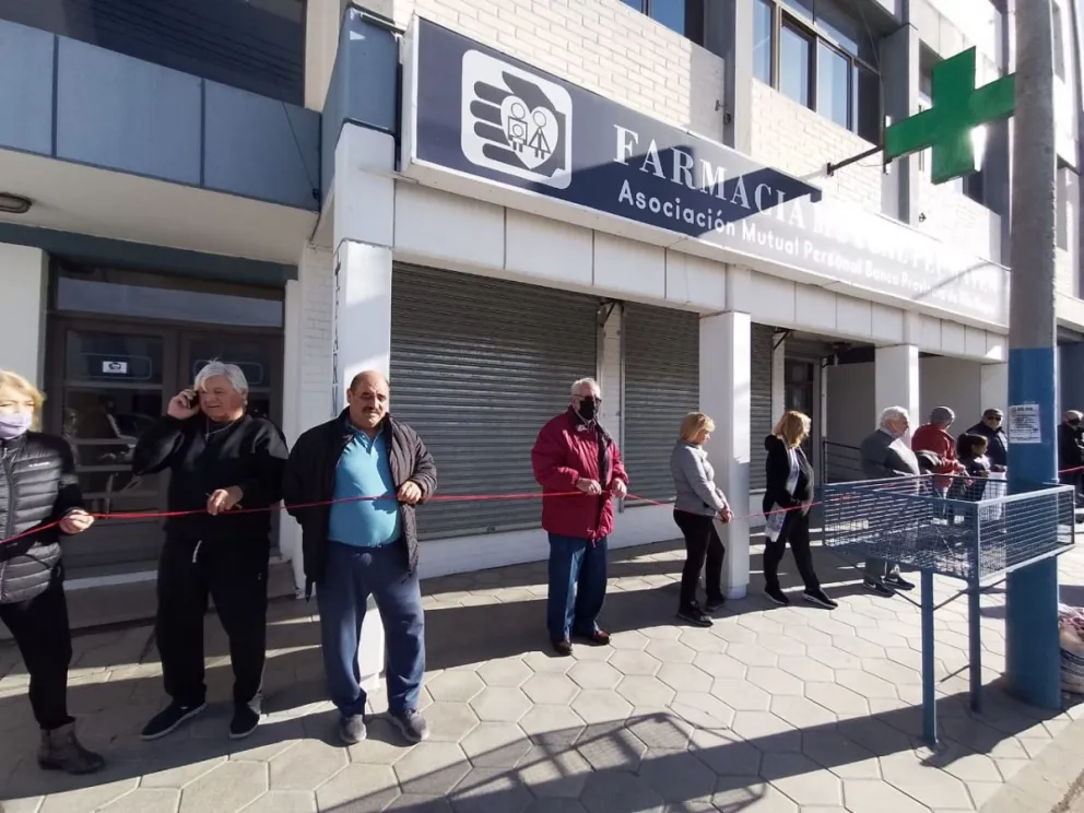 Abrazo simbólico a la mutual bancaria para salvarla de la bancarrota