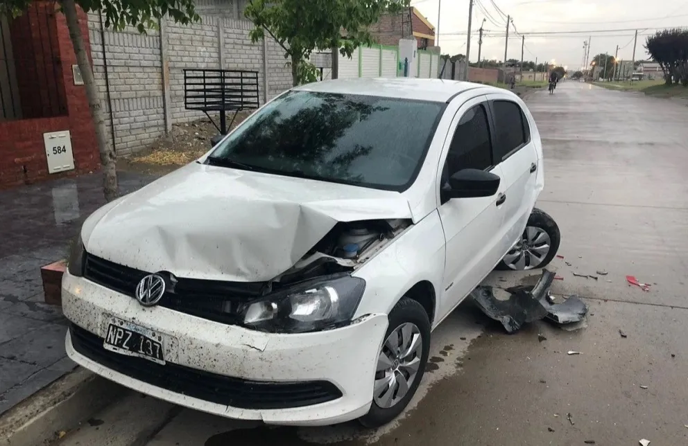 A salteña le abollaron de lleno su auto estacionado y se largaron