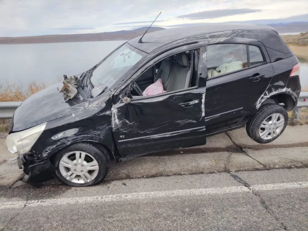 El vehículo de un matrimonio que venía a Bariloche se despistó y otro auto sufrió un vuelco