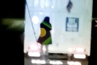 De terror: camioneros cordobeses aterrados por una ¿mujer? que se “colgó” a un vehículo en plena ruta [VIDEO]