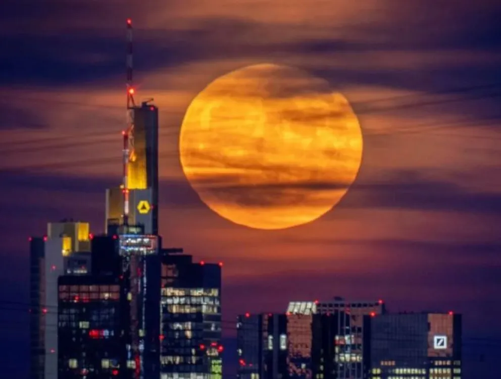 Espectaculares imágenes de cómo se vio la Luna Llena de fresa en algunas partes del mundo 