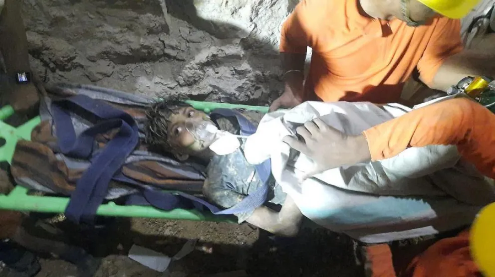 India: rescataron con vida a un nene que estuvo atrapado en un pozo de 24 metros durante cuatro días