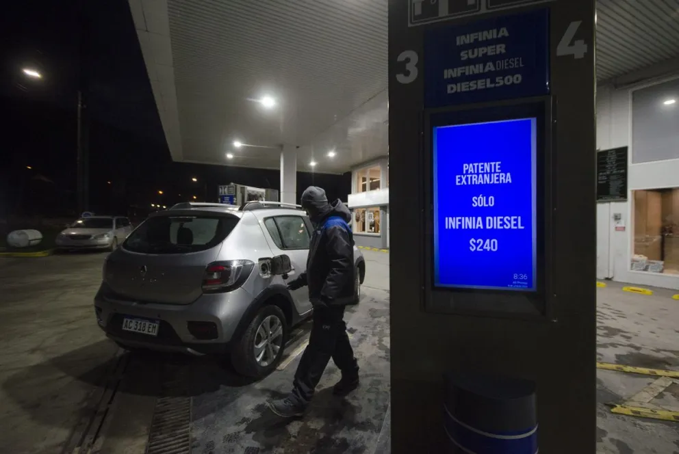 En Bariloche también cobran el gasoil a precio diferencial para extranjeros