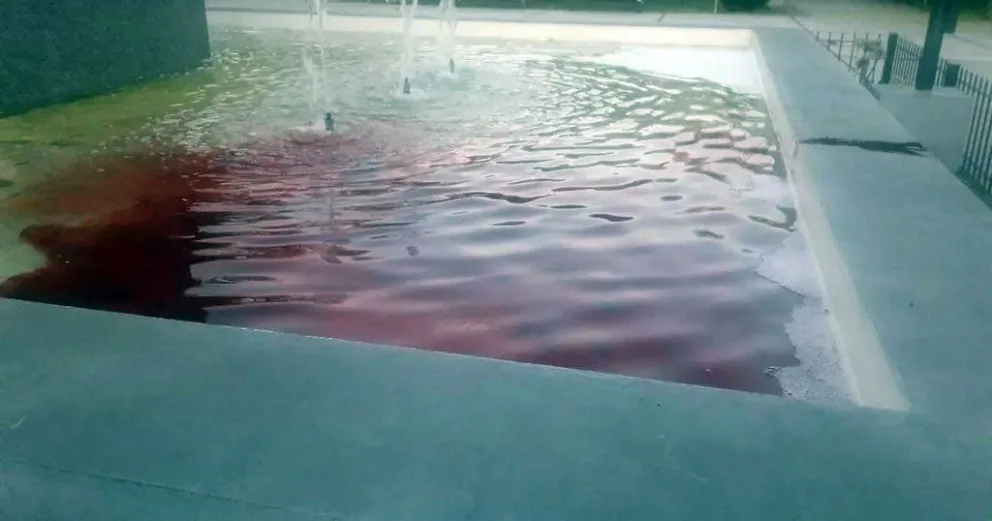 La fuente de plaza San Martín se tiñó de rojo sangre