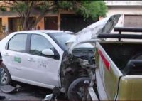 Violento choque: remis impactó de frente contra una camioneta estacionada