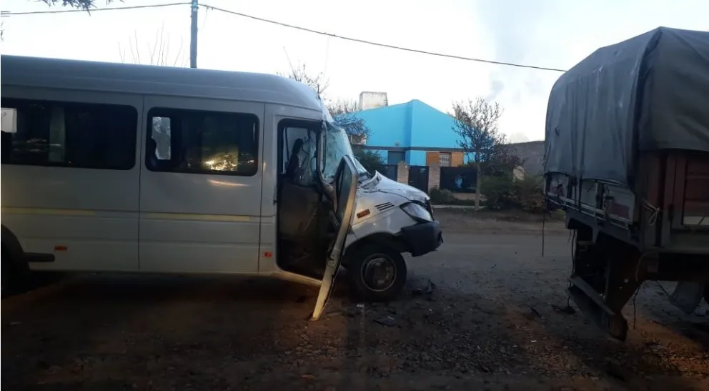 Una combi con docentes chocó contra un camión en San Javier