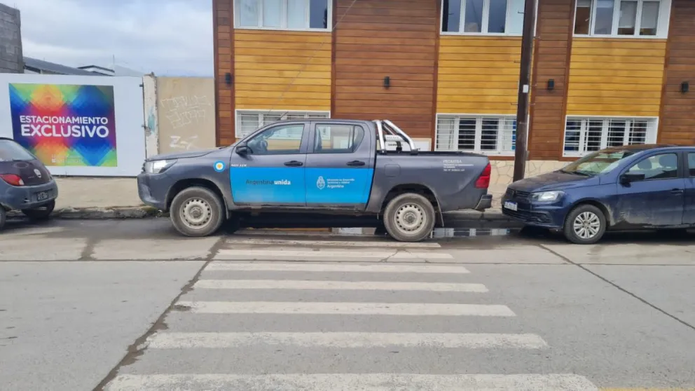 Una camioneta oficial obstruyó la senda peatonal