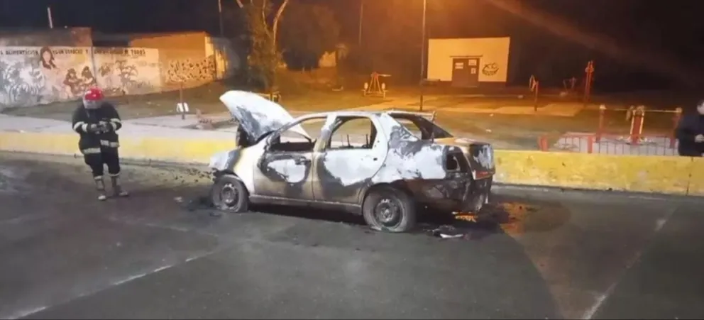 Pánico y gritos: remis se prendió fuego con pasajeros a bordo