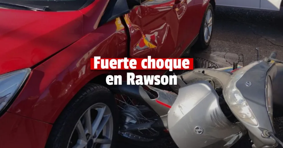Rawson: la rueda de una moto quedó incrustada en un auto tras un siniestro vial