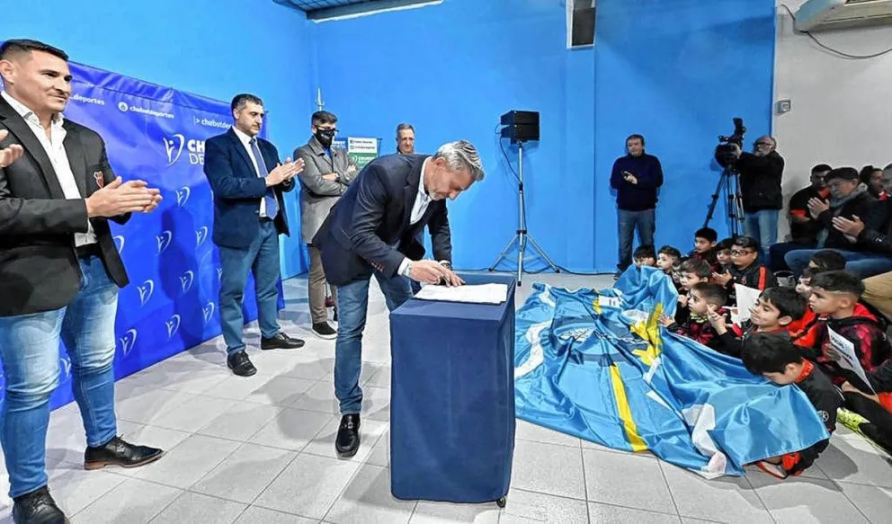 Arcioni firmó convenios con los clubes Independiente y Huracán de Trelew