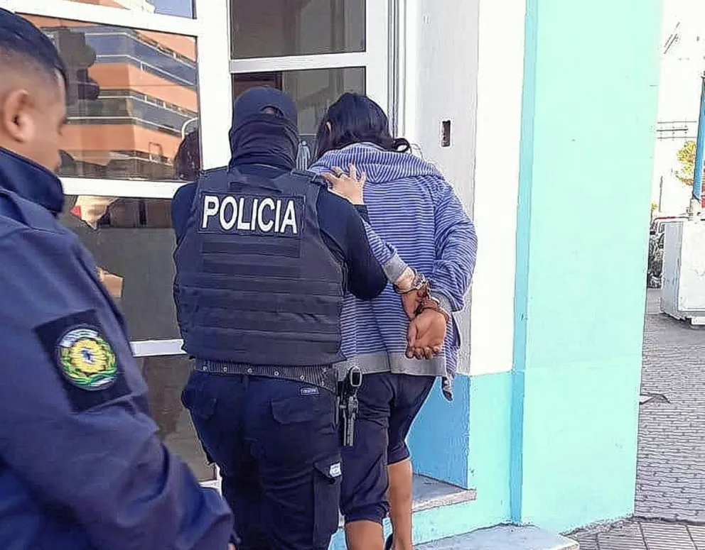 Le pegan un “puntazo” y le roban medias a vendedor ambulante: El autor terminó detenido