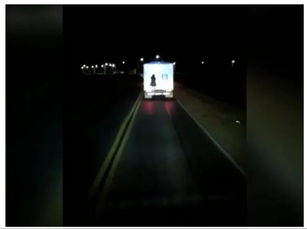 Espeluznante video: un cordobés filmó a una mujer fantasma colgada de un camión en la ruta 