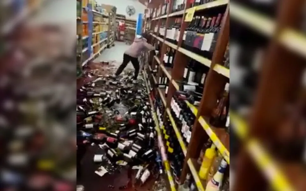 Increíble momento: la despidieron de un supermercado y arrasó tirando una góndola de vinos