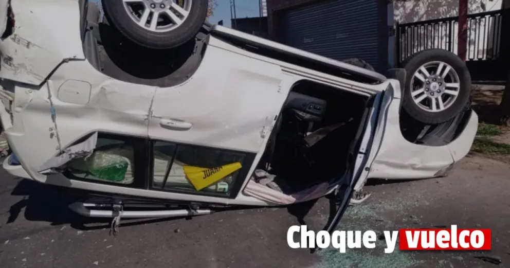 Tres vehículos chocaron y uno terminó dado vuelta 