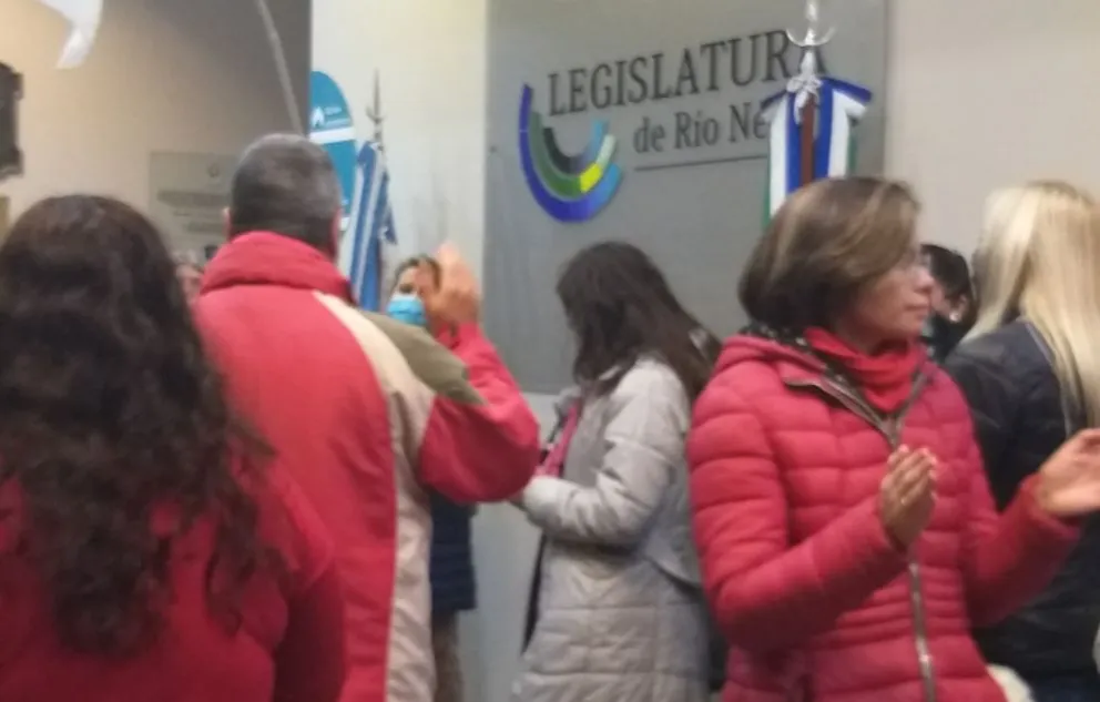 Denuncian que un policía fue agredido en el ingreso de ASSPUR a la Legislatura