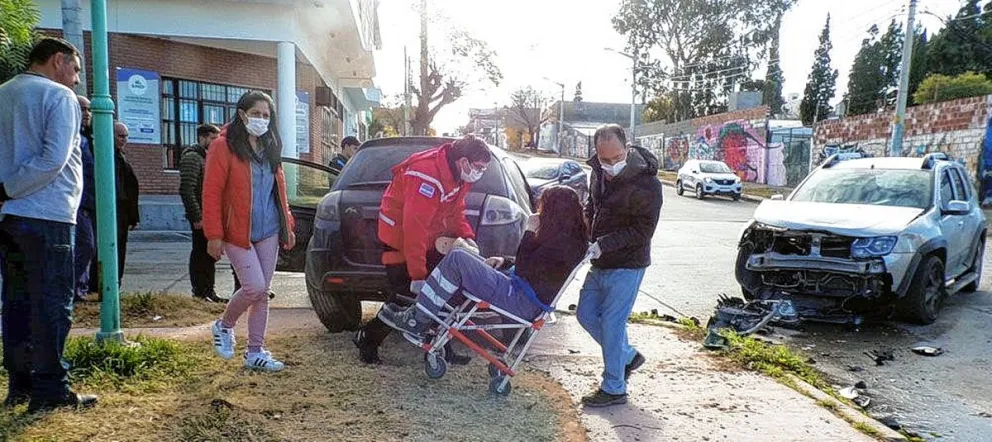 Dos mujeres al hospital tras fuerte choque en esquina de Trelew